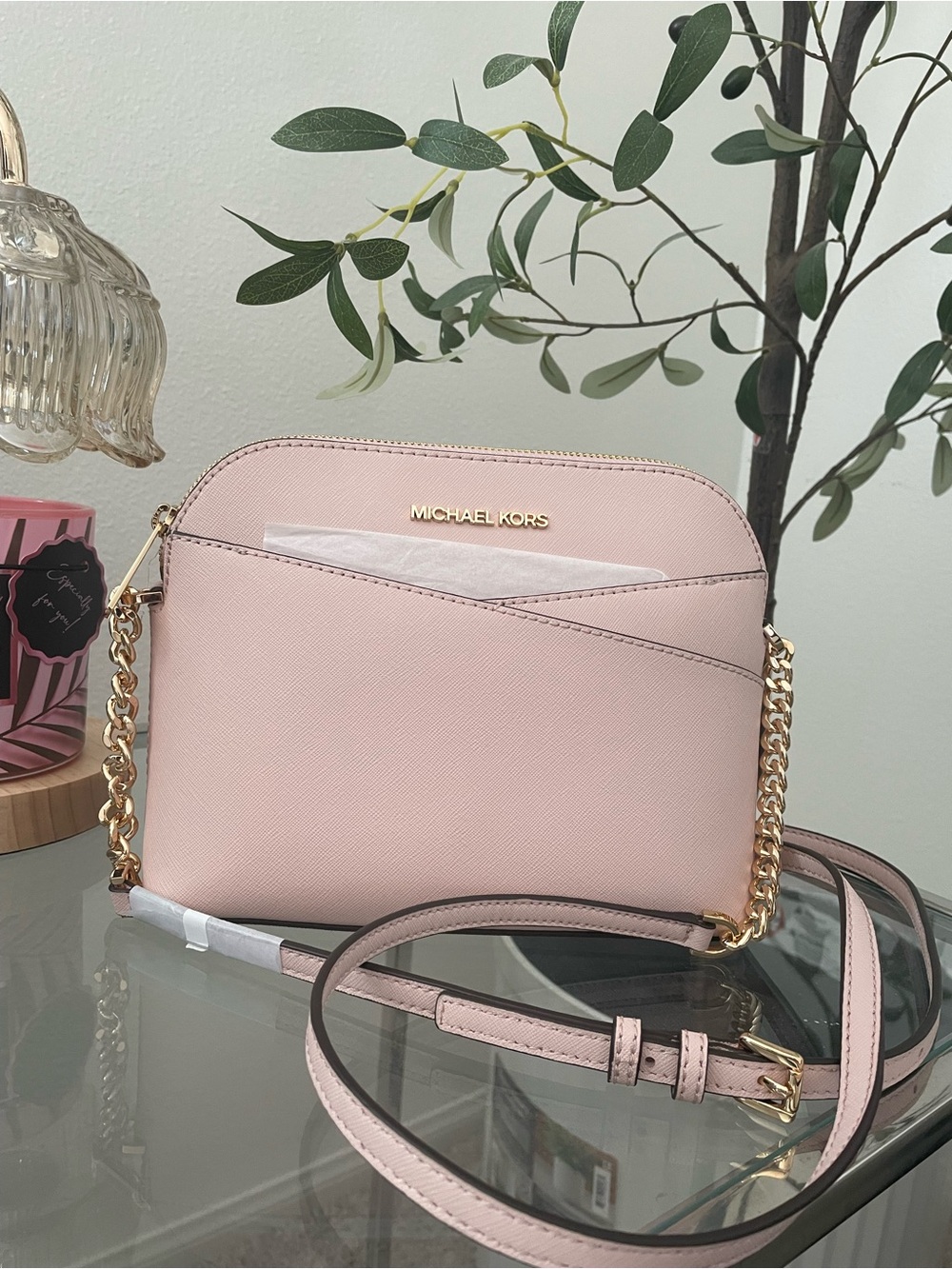 Brand new with tag!!
Michael Kors Blush Pink Saffiano Crossbody with Gold Chain